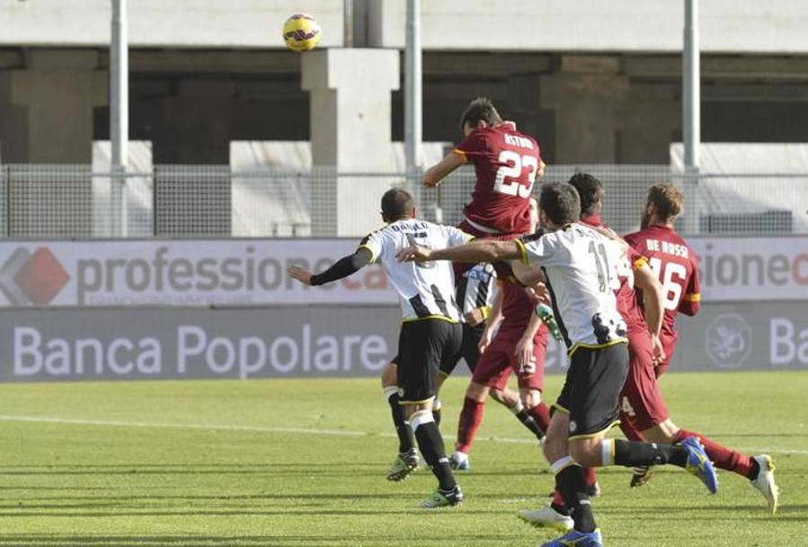 Il colpo di testa vincente dell&#39;ex difensore del Cagliari. Ansa